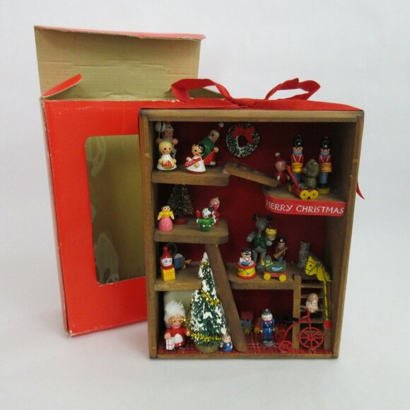 Santa’s Toy Shop Christmas Diorama Shadow Music Box Plays "It's a Small World" - Picture 11 of 12